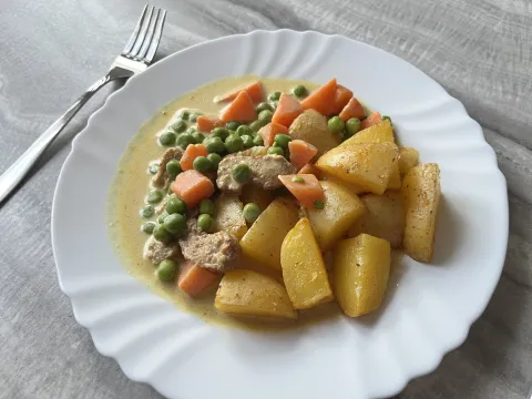 Nemasové nudličky s americkými bramborami a nesmetanovou omáčkou